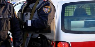 Austria, chiude il figlio 12enne in gabbia del cane e lo lascia senza cibo