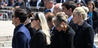 Berlusconi, il ‘Silenzio’ chiude i funerali: applausi e cori per l’addio al Cav