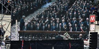 Funerali Berlusconi, feretro in piazza Duomo accolto da un lungo applauso