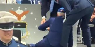 Biden, caduta durante cerimonia Air Force – Video