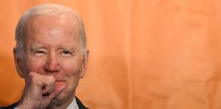 Biden troppo ‘vecchio’? Polemiche su età presidente dopo caduta in Colorado