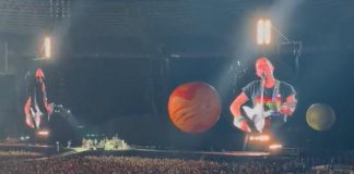 Coldplay a Napoli, Chris Martin canta ‘Napule è’: fan in delirio al Maradona – Video