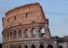 Colosseo, turista incide nome fidanzata sul muro – Video