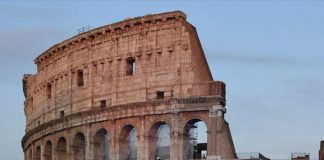 Colosseo, turista incide nome fidanzata sul muro – Video