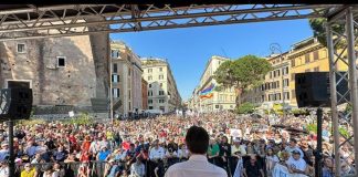 Manifestazione M5S, Conte: “Salario minimo strada giusta”. Sul palco arriva Grillo: “Reddito universale contro I’Ai”