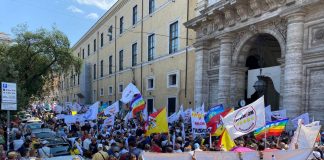 Manifestazione M5s, bufera su Grillo ma Conte replica: “Ridicolo coro di indignazione”