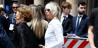 Berlusconi, in Duomo da Parietti a De Filippi in bianco come piaceva al Cav