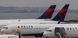 Motore dell’aereo lo risucchia, addetto di pista muore
