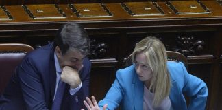 Senato, Giorgia Meloni ‘bacchetta’ Fitto: “Zitto, che me mandi fuori strada…”