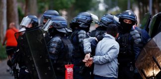 Francia, terza notte di violenze per la morte del 17enne: centinaia di fermi