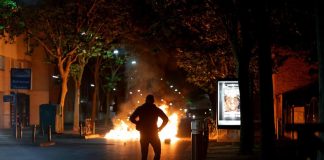 Francia, proteste per 17enne ucciso da poliziotto: 150 arresti