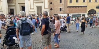 Lite davanti a S. Andrea degenera e spunta un coltello, passanti spaventati. Gli agenti intervengono col taser