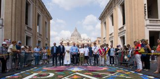 Roma, tripudio di colori per ‘Infiorata storica’ e ‘Pro loco’ a via della Conciliazione