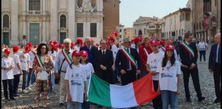 2 giugno, a Mantova il tricolore sfila tra le vie del centro. Folla al Famedio con tanti giovani