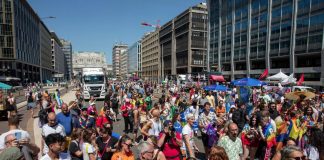 Milano Pride 2023, famiglie arcobaleno a parata: “L’amore non si annulla in tribunale”
