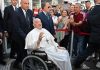Papa Francesco dimesso, l’uscita del Pontefice sorridente dal Gemelli