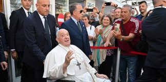 Papa Francesco dimesso, l’uscita del Pontefice sorridente dal Gemelli