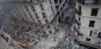 Esplosione Parigi, soccorritori al lavoro per cercare i dispersi