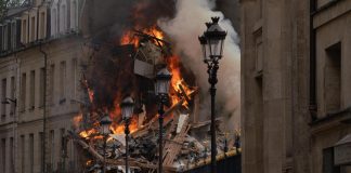 Parigi, incendio vicino al Pantheon: crolla palazzo, 4 feriti gravi
