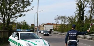 Patente scaduta, auto non assicurata da 2 anni, 49enne in fuga da un posto di blocco, fermato dopo 8km d’inseguimento