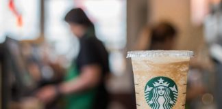 “Starbucks vieta decorazioni Pride”, maxi-sciopero negli Usa