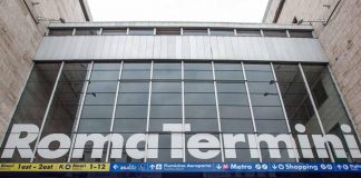 Mancano i taxi, la metro A chiude alle 21: caos a Roma Termini