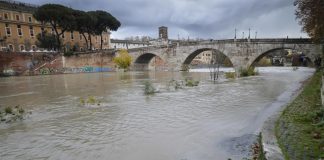 Maltempo a Roma, innalzamento del livello del Tevere: banchine chiuse
