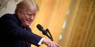 Trump a Miami, prima di udienza attacca procuratore Smith: “E’ un bandito”