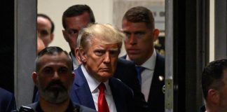 Trump in tribunale per formalizzare incriminazione: “È una caccia alle streghe”