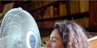 Notti insonni? Panno umido sul ventilatore, doccia fresca e tablet spento