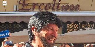 Viva Rai 2, Amadeus da Fiorello vestito da Mengoni