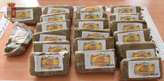 Avevano nascosto 2 Kg di hashish nella plafoniera delle luci e nel sottotetto dell’auto: tre in manette