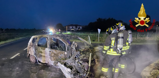 Auto e moto prendono fuoco dopo lo scontro. Centauro perde la vita, grave la conducente dell’auto