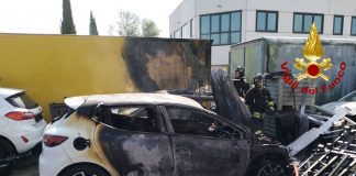 Altre tre auto in fiamme a Porto. Stavolta presso la concessionaria Futurauto