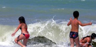 Estate, da adulti sentinella a corsi nuoto, 10 regole per bimbi sicuri al mare