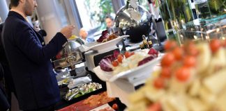 Da batteri a tossinfezioni, quando buffet e aperitivi diventano un incubo