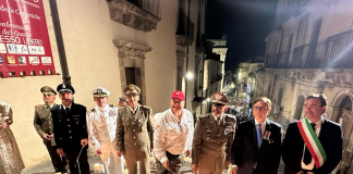 Operazione Husky, colomba di candele illumina Scala Caltagirone