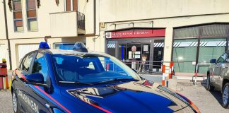 Ruba da un’auto il bancomat e 670 euro in contanti: 39enne arrestato mentre tenta di prelevare