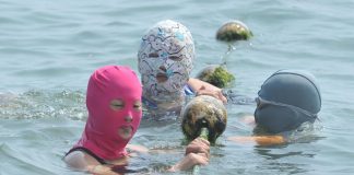 Caldo record in Cina, tra i bagnanti spopola il ‘facekini’