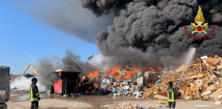 Rifiuti Roma, incendio in impianto a Ciampino: colonna di fumo