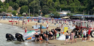 Motonautica, a Rodi Garganico giornata all’insegna della sicurezza, pubblico aiuta team spiaggiato