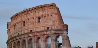 Roma, al Colosseo un vandalo al giorno: denunciato turista tedesco 17enne