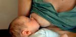 Pediatri, sì ad allattamento d’estate, 4 buone ragioni per farlo