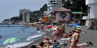 Crimea, russi in coda per andare in vacanza al mare
