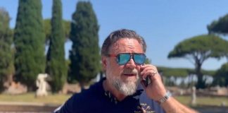 Russell Crowe a Ostia Antica, il ‘Gladiatore’ parla al telefono con Cicerone – Video