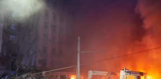Ucraina, missile russo su condominio a Dnipro. Zelensky: “La pagheranno”