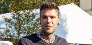Fedez segnala a polizia parcheggiatore abusivo a Milano