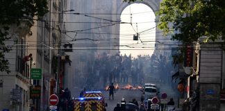 Francia, 27enne morto a Marsiglia: forse ucciso da ‘flash ball’ sparato da polizia