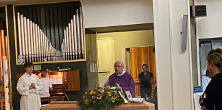 Pensieri, ricordi e le note di Simon & Garfunkel: chiesa gremita e tanta commozione al funerale di Stefano Colletti