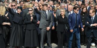 Testamento Berlusconi, i dubbi e una frase sotto i riflettori